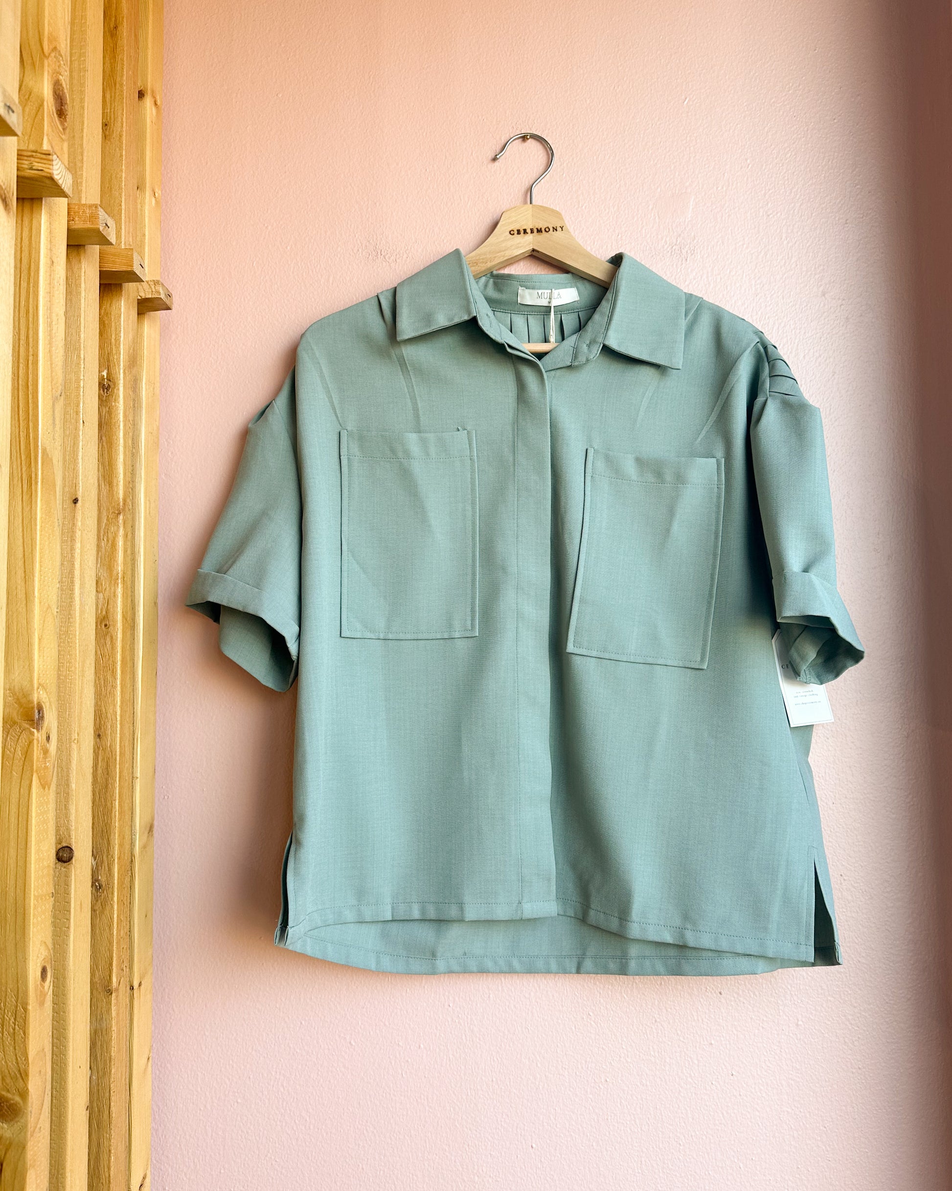 PLEATED BACK BUTTON DOWN SHIRT