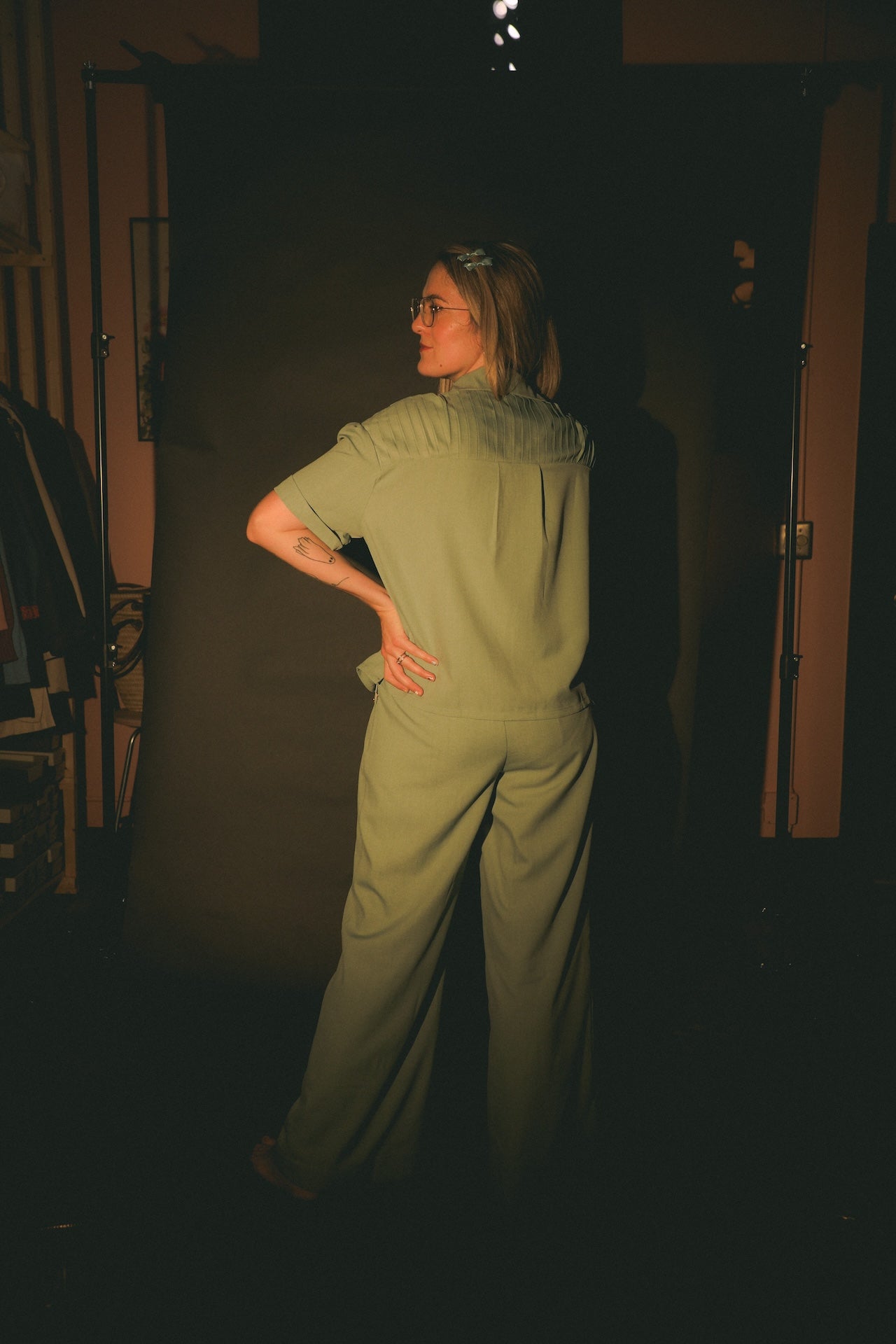 PLEATED BACK BUTTON DOWN SHIRT