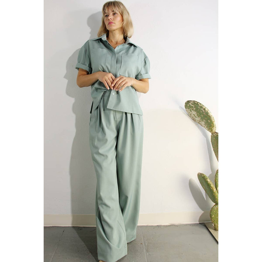 PLEATED BACK BUTTON DOWN SHIRT