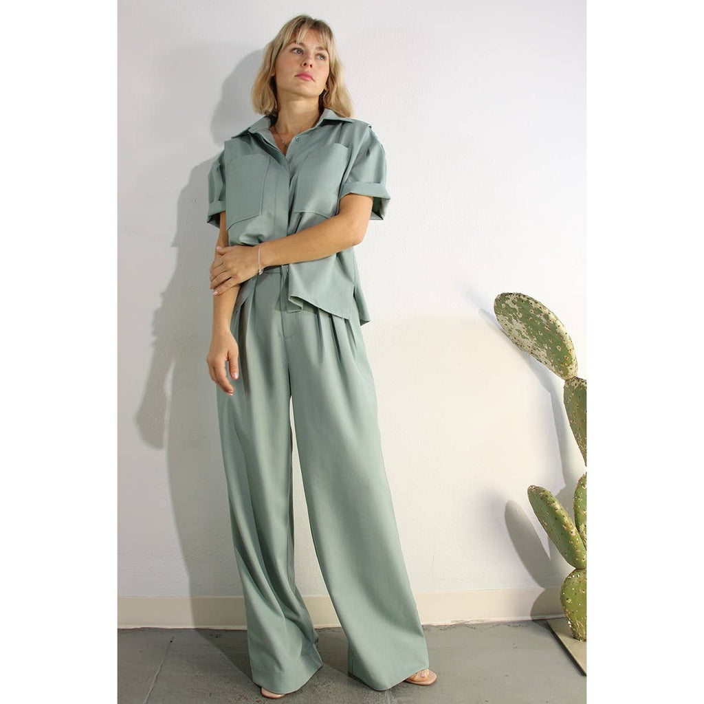 PLEATED BACK BUTTON DOWN SHIRT