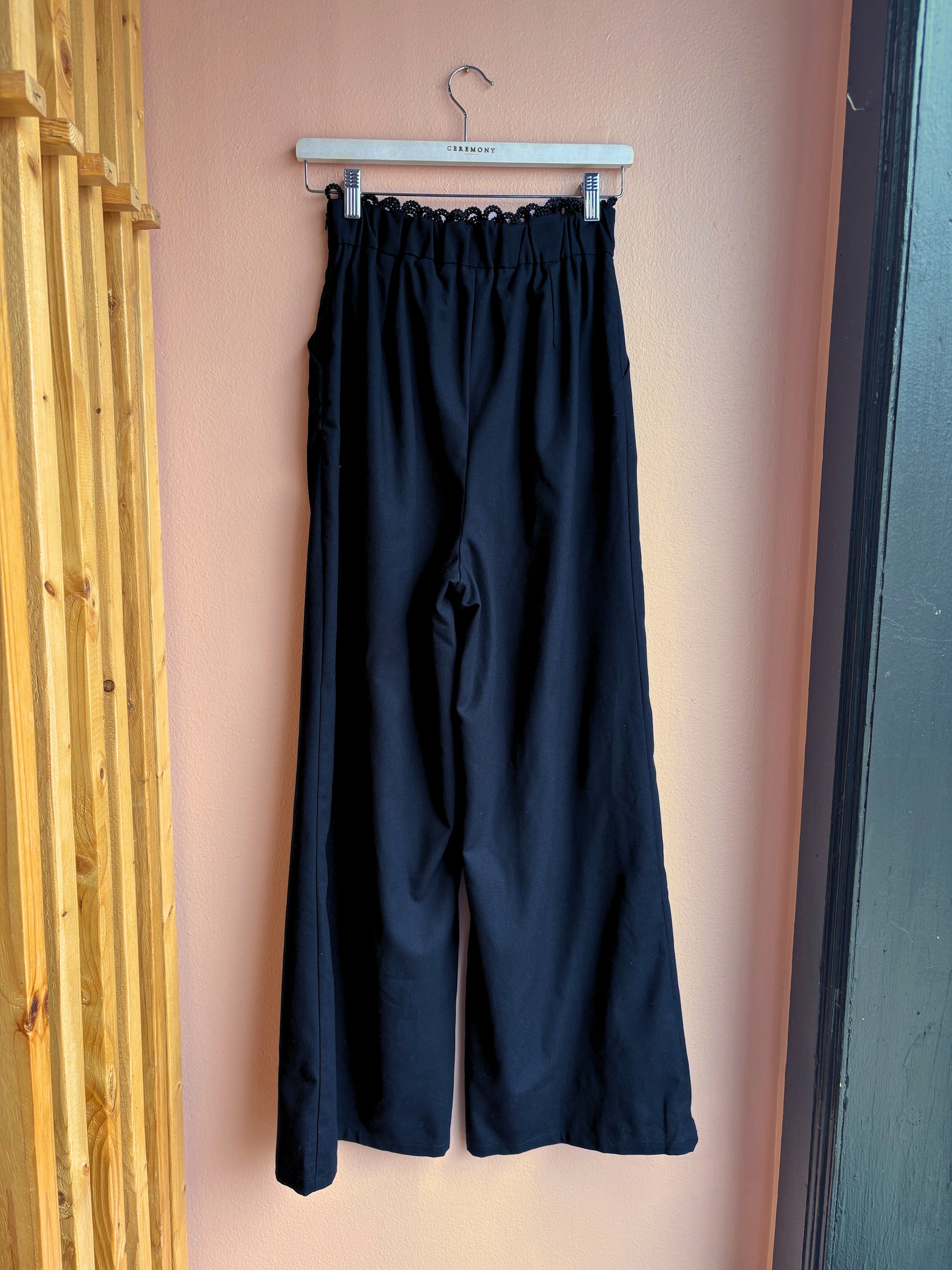 Suela Pants / Black