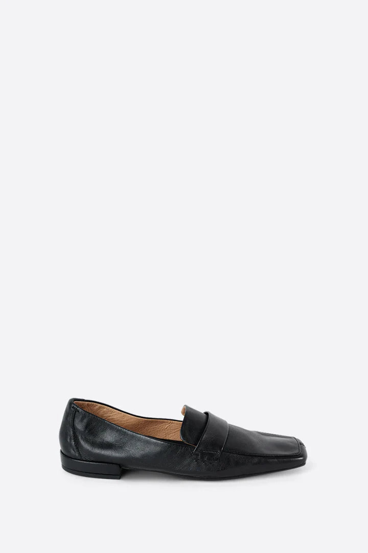 Pinky Loafers in Black Leather