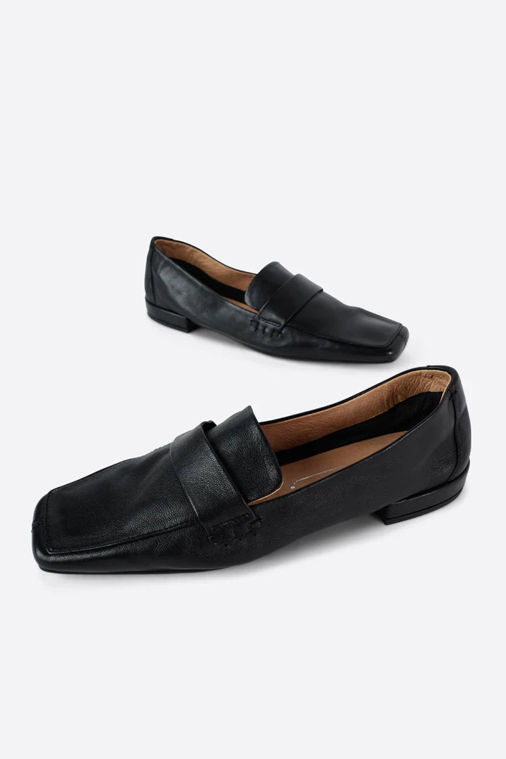 Pinky Loafers in Black Leather