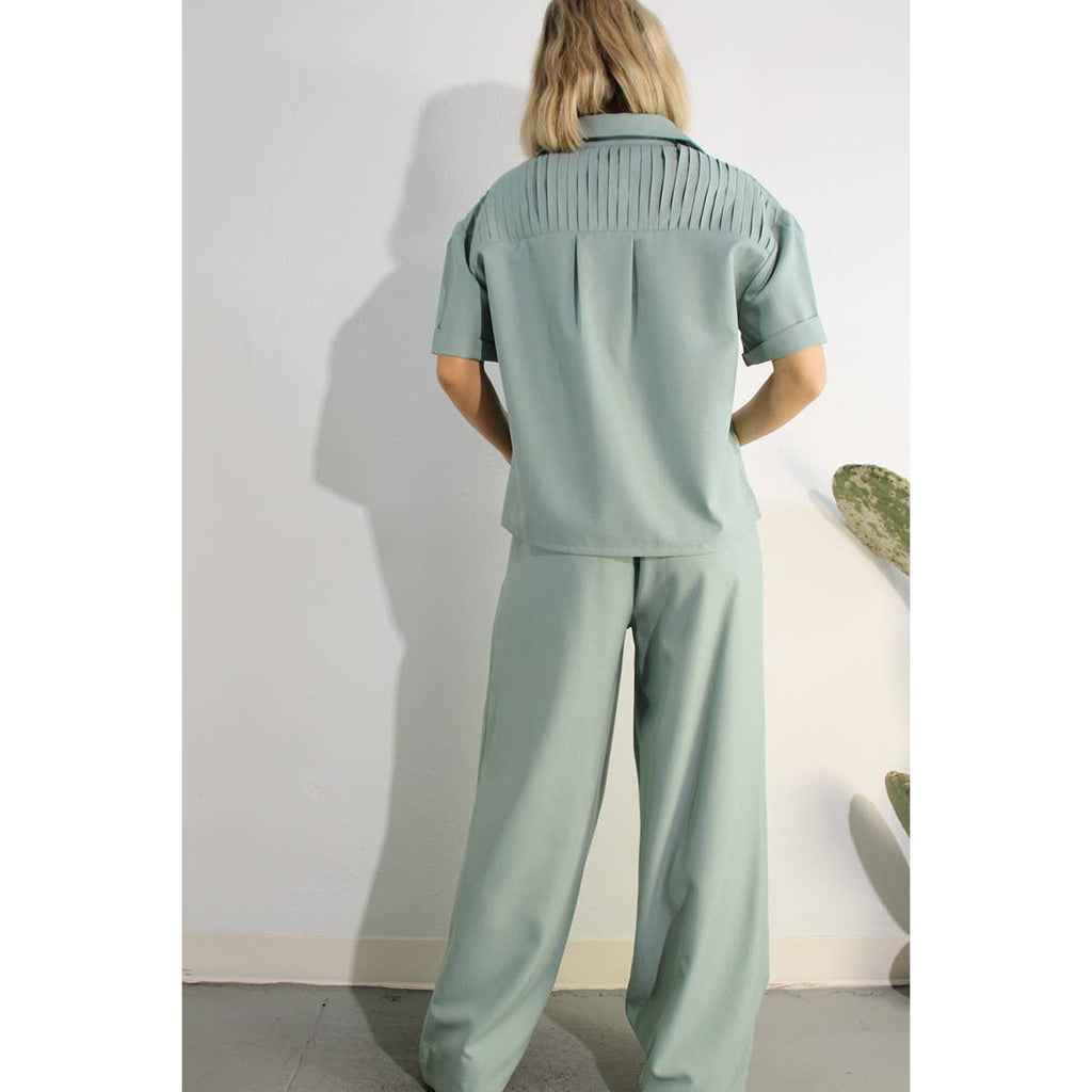 PLEATED BACK BUTTON DOWN SHIRT