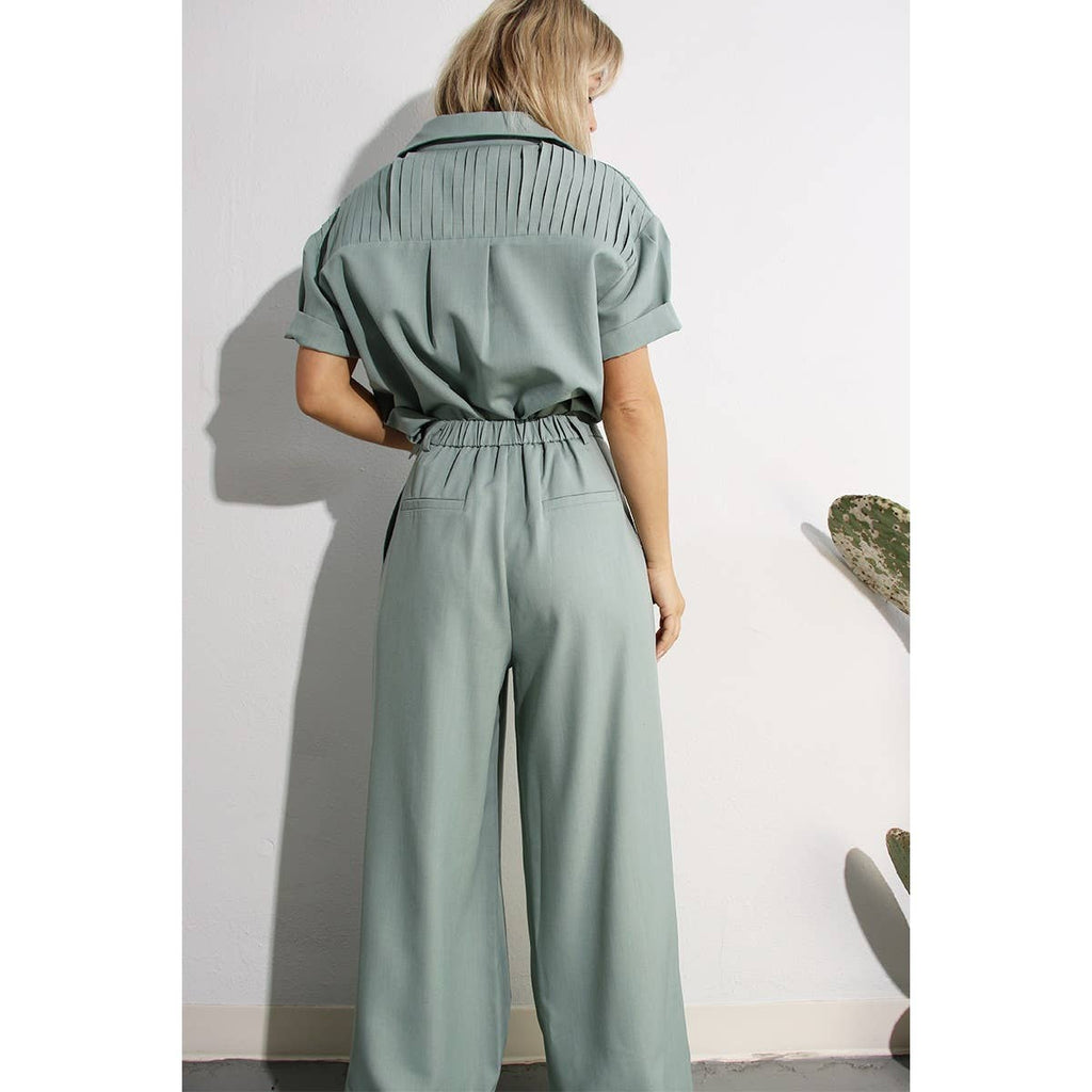 PLEATED BACK BUTTON DOWN SHIRT