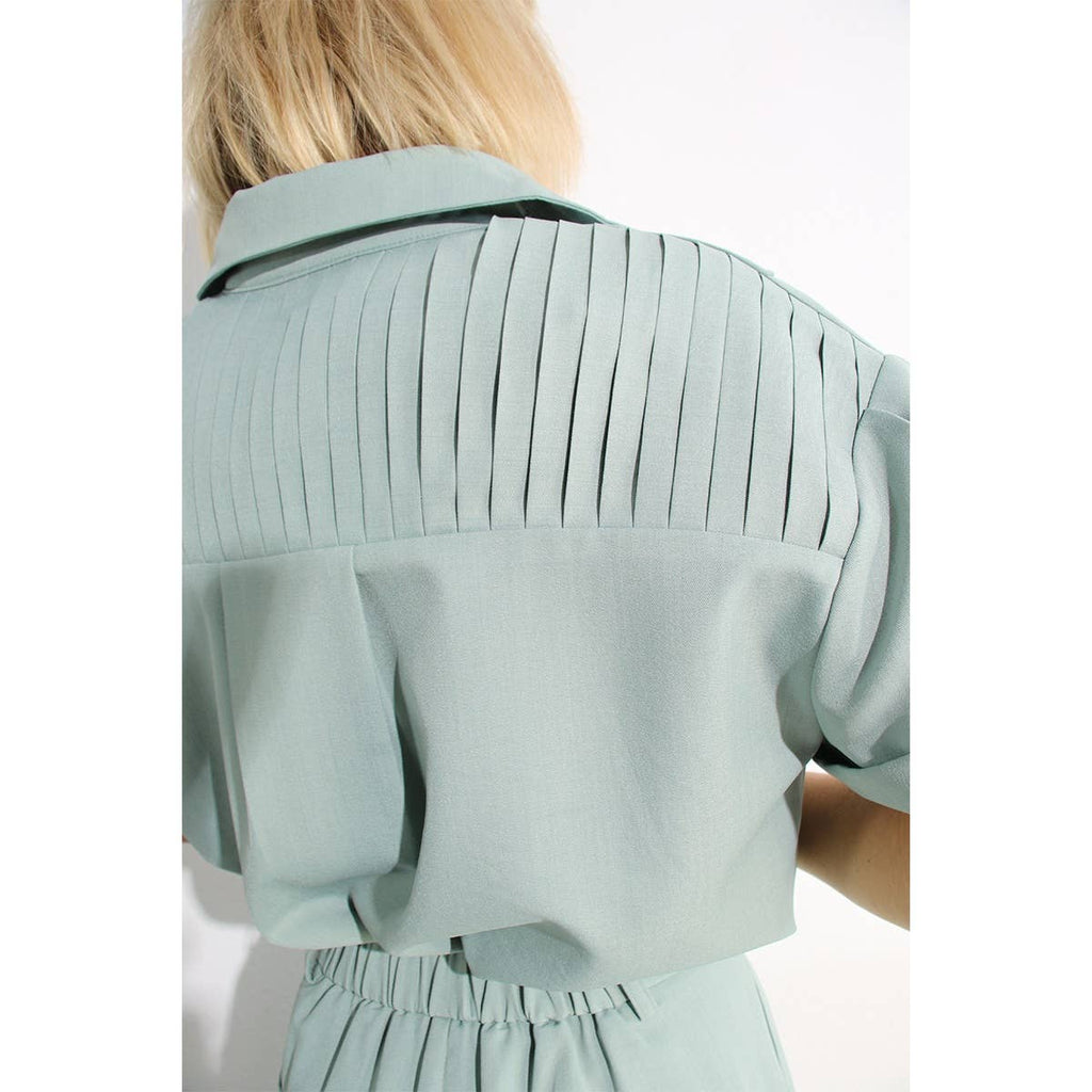 PLEATED BACK BUTTON DOWN SHIRT