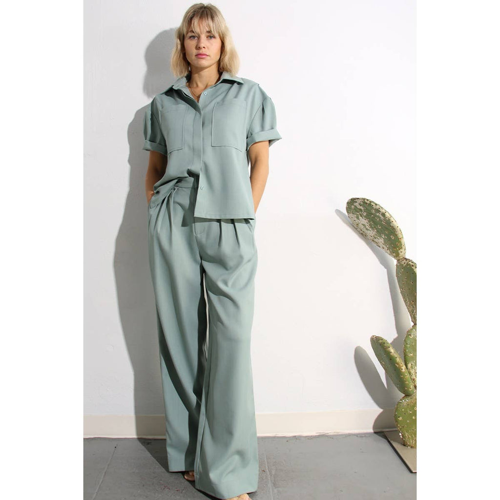 PLEATED BACK BUTTON DOWN SHIRT